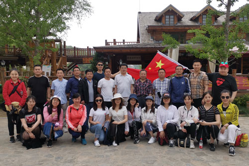 公司工会开展春游登山活动