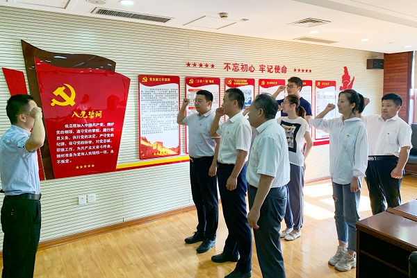 公司党支部开展迎“七一”重温誓词活动